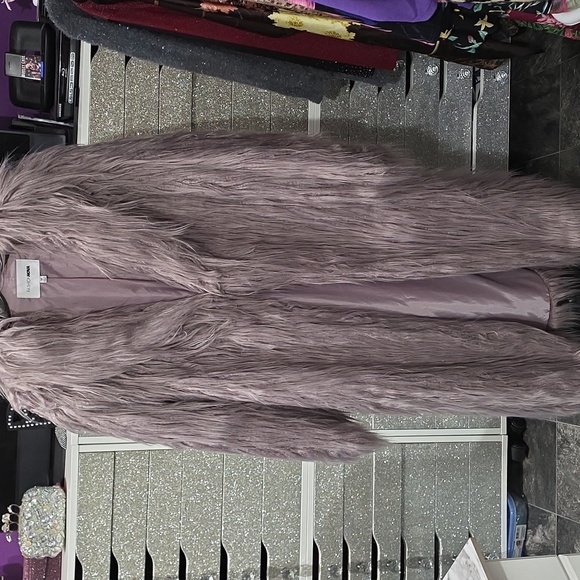 GORGOEUS Lavender Faux Fur Long Coat - Picture 5 of 7